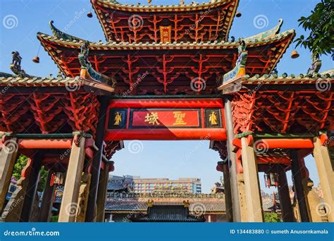 Ancestral Temple of Foshan: An Architectural Gem Steeped in History and Tradition!