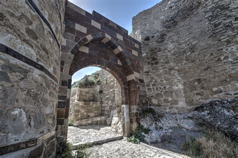 The Van Fortress: A Majestic Sentinel Overlooking Millennia of History and Architectural Marvels!