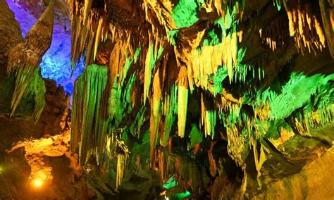 Benxi Water Cave: A Sparkling Subterranean Wonderland with Breathtaking Formations!