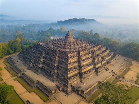 Candi Borobudur: A Magnificent Ancient Temple Complex Steeped in History and Spiritual Significance!