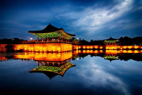 Donggung Palace & Wolji Pond: A Majestic Reflection of Korean History and Nature!