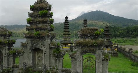  Heavenly Pond Temple! Unveiling Ancient Serenity Amidst Lush Mountain Scenery.