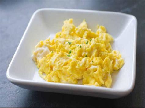 How Much Protein Is in 1 Scrambled Egg and Why Does It Taste Like a Cloud?