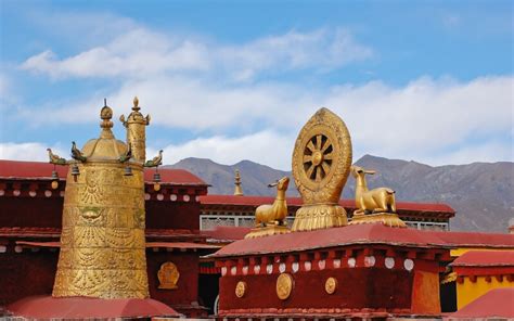 Jokhang Temple: A Spiritual Oasis Overflowing With Ancient Tibetan Culture and Reverence!