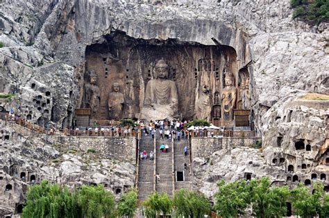 Longmen Grottoes: Carved into Nature's Canvas, Whispering Tales of Antiquity!