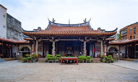 Longshan Temple, Ancient Architecture & Tranquil Retreat!