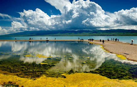 The Qinghai Lake Scenic Area: Majestic Beauty and Tranquility Await!