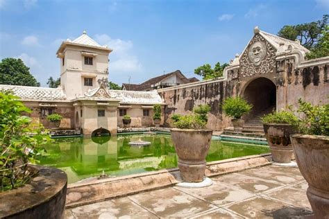 Taman Sari Water Castle: An Intricate Labyrinth of History and Enchanting Beauty!