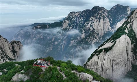 The Ancient Beauty of Huashan Mountain Ruins! Majestic Rock Formations and Whispers of History Echo Through Time