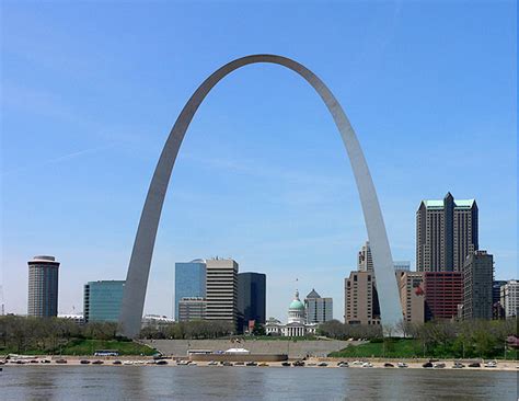 The Gateway Arch: A Triumphant Testament to American Ingenuity and Unforgettable Views!