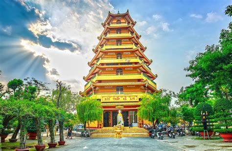 The Gian Ba Pagoda: A Stunning Example of Vietnamese Buddhist Architecture and Serene Retreat!