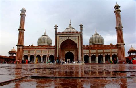 The Jama Masjid: A Marvel of Mughal Architecture and Spiritual Serenity!