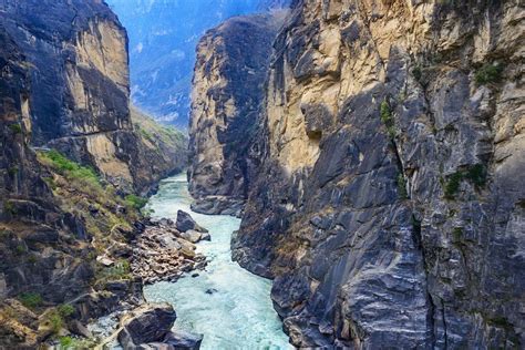 Tiger Leaping Gorge - A Breathtaking Canyon and a Trekker's Paradise!