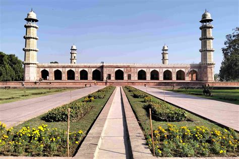 Uch Sharif's Tomb of Jahangir -  An Exquisite Testament to Mughal Architectural Brilliance!